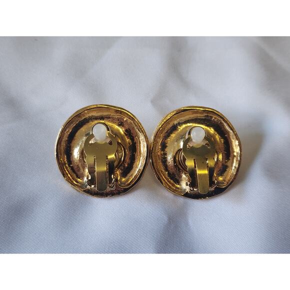 US BASED Authentic Vintage CHANEL Clip On Pearl & Gold Tone Earrings w Dust Bag - Picture 8 of 10